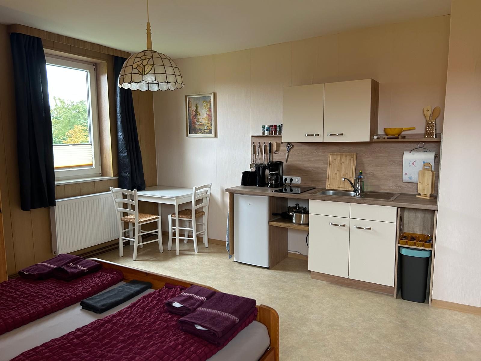 Zimmer mit Küchenzeile