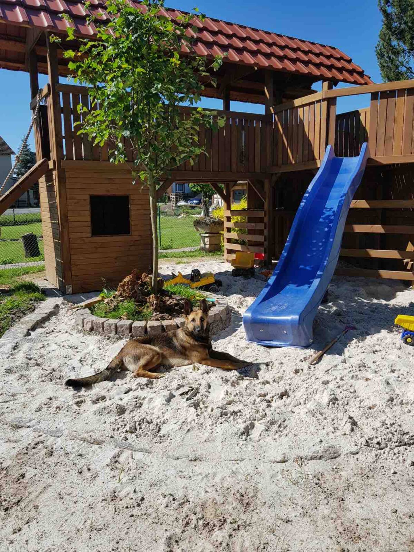 Spielplatz mit Rutsche