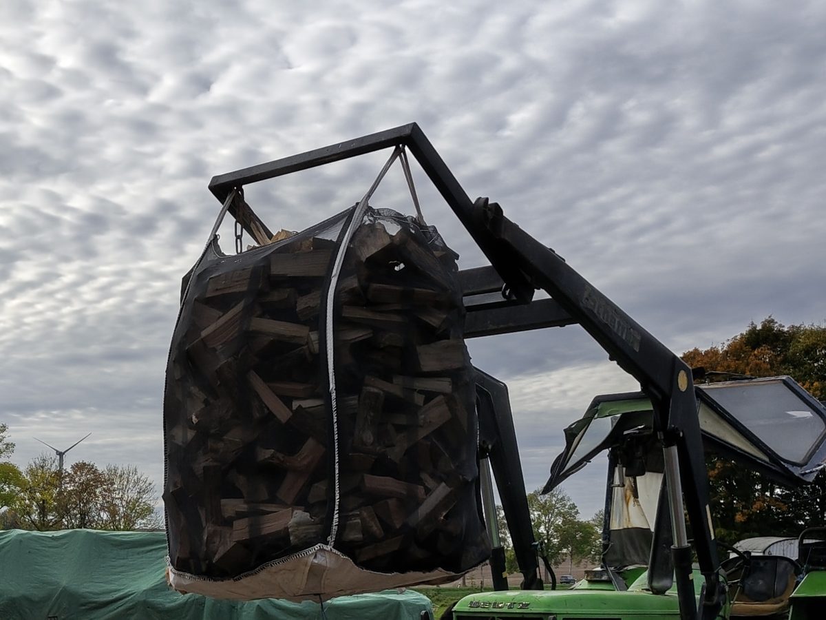 Big Bag mit Brennholz am Traktor